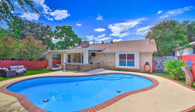 San Antonio Oasis w/Hot Tub, Pool & Outdoor Bar!