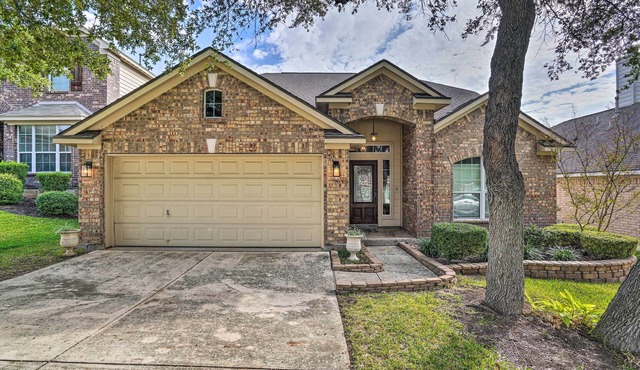 San Antonio Retreat w/Fireplace + Pool Access!