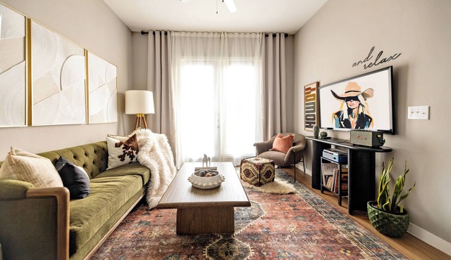 San Antonio RIVER WALK Retreat inside THE HISTORIC PEARL, 2 BR loft FREE parking