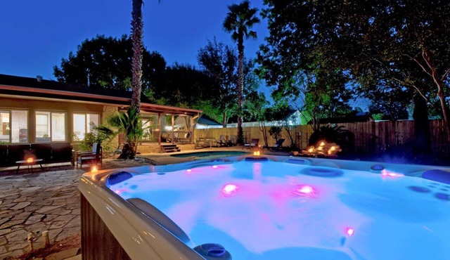 San Antonio`s `Casa 210` ~Pool ~Hot Tub ~Game Room