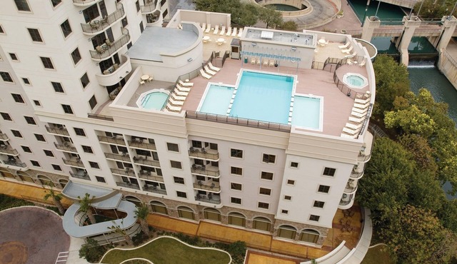 San Antonio, TX: 2BR w/Whirlpool Tub, Free WIFI, Resort Pool, 0.5 Mi. River Walk