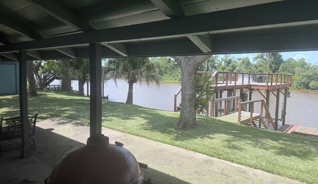 San Bernard River House 4-BR, 3-B stunning river views, fishing pier, boat lift