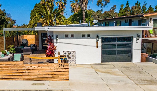 San Clemente Beach House is only a 5min Walk To The Pier, Beach, And Restaurants