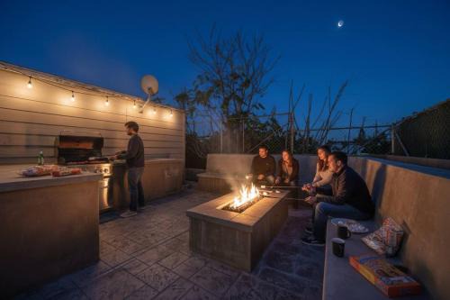 San Diego 3BR & 3BA Comfortable Home, Outdoor Kitchen, Firepit & BBQ, 10 to 15min from SeaWorld & Zoo