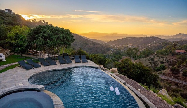San Diego Serenity Hills, Pickleball, Golf, Infinity Pool with Epic Views