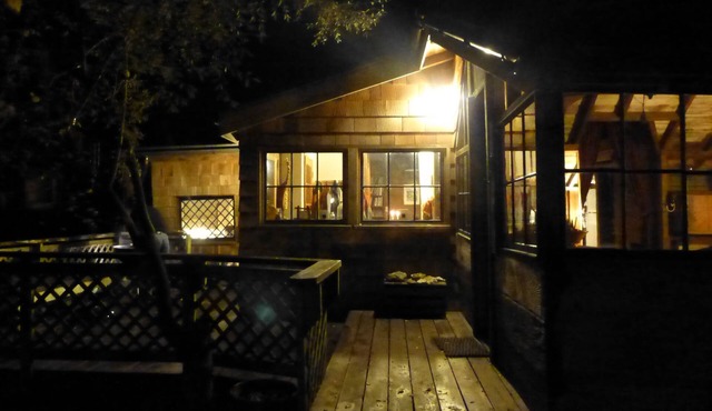 San Juan Island Cottage with View of Sunsets Over Westcott Bay