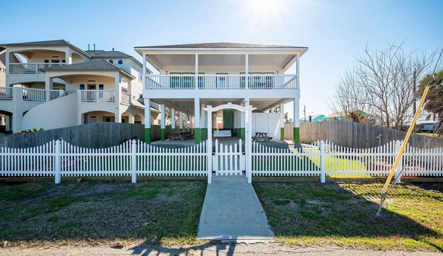 San Leon Vista Del Mare with Pool and Private Pier - Galveston, TX