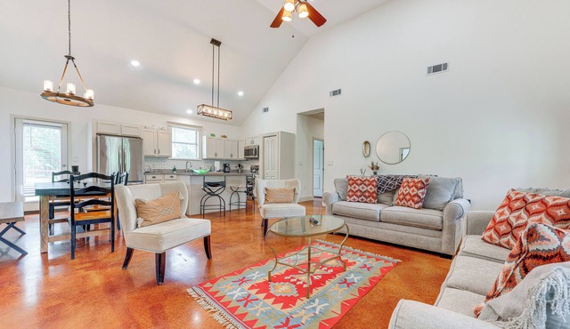 San Marcos Home w/Fire Pit ~ 10 Mi to Downtown!