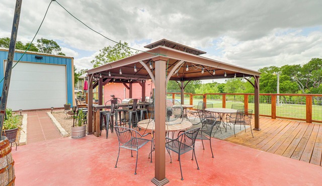 San Marcos River Hideaway w/Game Room + Fire Pit