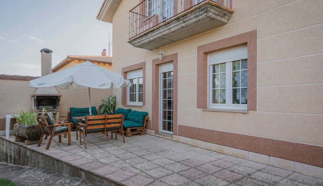 San Pelayo Country House in Burgos: 5 Bedrooms, Pool & Mountain Views