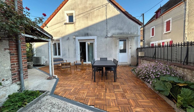 Sancerrois: Town house in St Satur with courtyard, terrace and barbecue