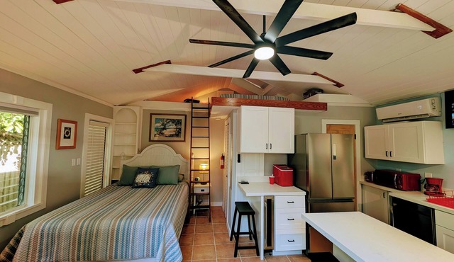 Sanctuary Adorable Gated Loft Studio Old Town Close to Duval - Location Location