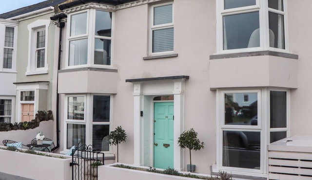 SANCTUARY COTTAGE, family friendly, with open fire in Shaldon