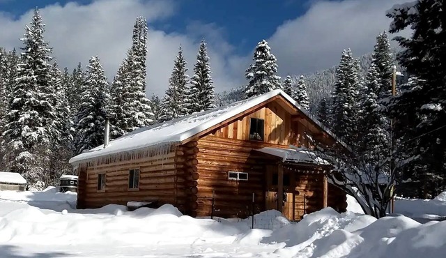 Sanctuary Farm Log Cabin Mountain Getaway, Alberton, MT