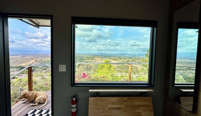 Sanctuary Modern Tiny Home, Endless Panoramic Views, Hardwood Deck, Pool and Spa