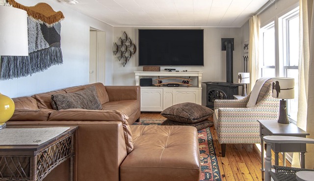Sanctuary on Marquis, Family Cottage with Hot Tub