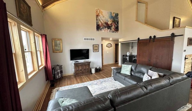 Sanctuary Parish 18Ft ceilings, 5 bedrooms, & 3 baths