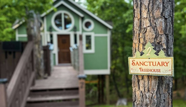 Sanctuary Treehouse with Jacuzzi