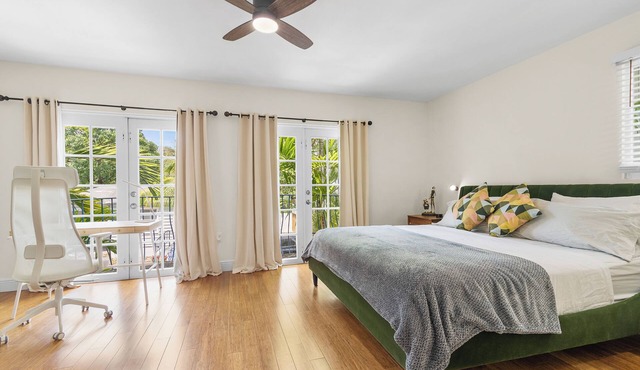 Sanctuary with private patio near Parks, Dining, Yacht Club, Marina, CocoWalk.
