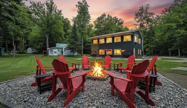 Sand Bar Resort – Updated 5BR with Lake Views, Big Yard, Firepit, Gourmet Kitchen & More!