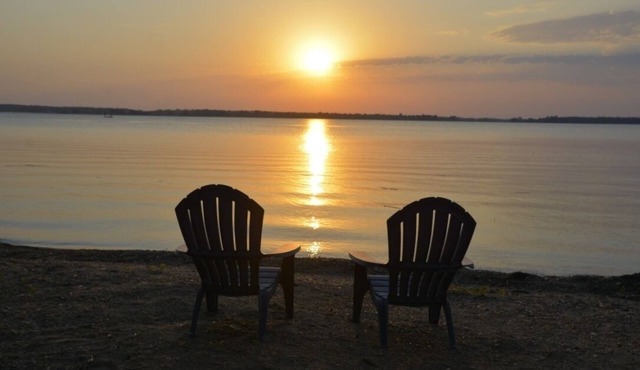 Sand beach on Lake Mary. No cleaning fees. Pontoon available for rent.