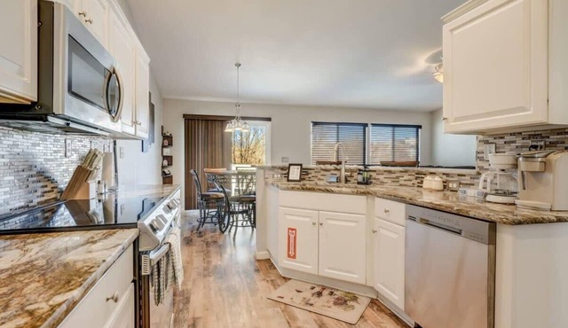 Sand Creek Escape, Near Airport, Pet-Friendly