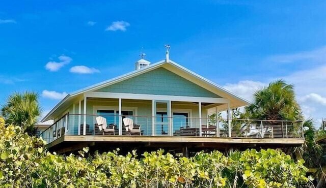 Sand Dollar Cottage: Cozy"Old-Florida" beachfront cottage with private dock!