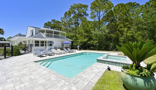 Sand Dollar Hideaway 4 Bedroom & 4 Bath Cottage with Guest House