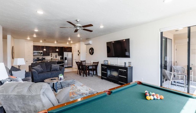 Sand Hollow Condo- Sleeps 8- Right next to pool