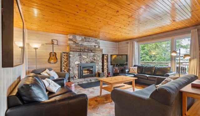 Sand Lake Oasis -Beautiful 3Br Waterfront Cottage w/Lots to Do!