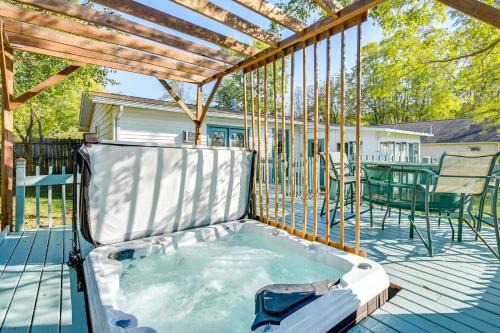 Sand Lake Retreat: Canal Access & Large Yard!