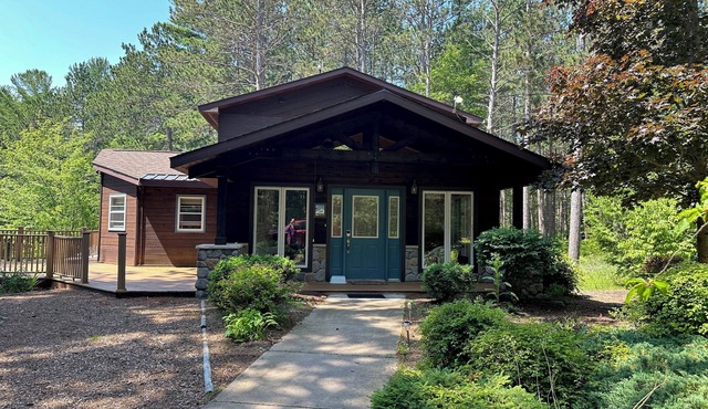 Sand River Resort - Sauna, River & Lake Superior Access