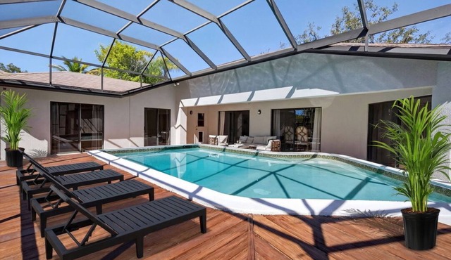 Sand & Sea Retreat, Private Heated Pool. Spacious Luxury Home