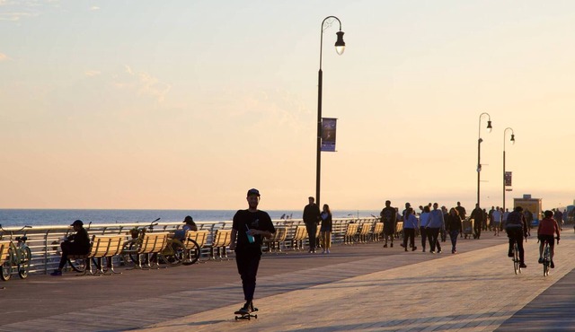 Sand, Surf & Sea Long Beach Getaway 1000' from Ocean/Boardwalk; 6 blocks to LIRR