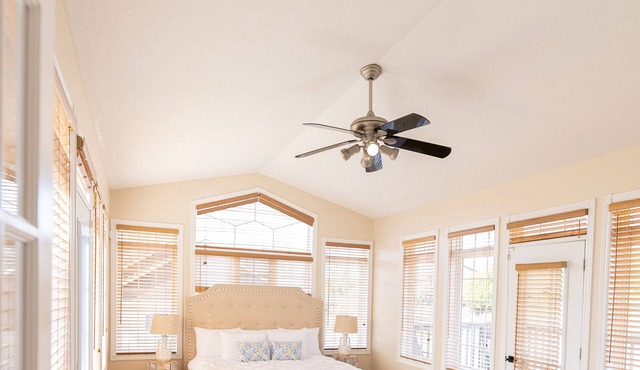 Sandals Of Tiny ~ Sleep16✔Hot tub✔Sauna✔3 Min Walk to Private Beach Georgian Bay