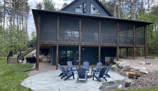 Sandalwood Retreat on Round Lake - Waterfront property with screened porch ￼