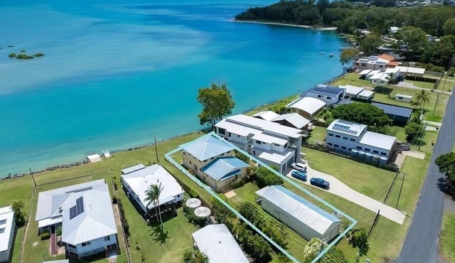 Sandbar on Moreton – Waterfront -5 bedrms-3 baths-Sleeps 10-WiFi-2 TVs-Linens