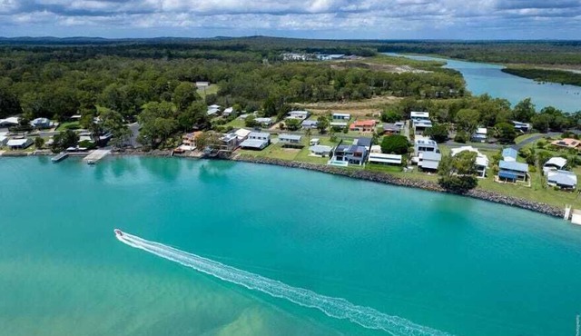 Sandbar on Moreton -Waterfront - 3 bedrms - 3 baths - Sleeps 6 - WiFi