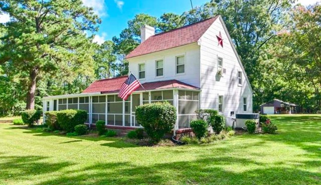 Sandbridge Farmhouse…1 mile to Sandbridge, all new renovation, 2 acres, pool