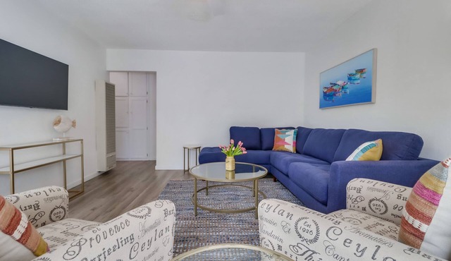 Sandcastle: 2 Bedroom, 1 Bath Cottage with secluded backyard and walking distance to beach.