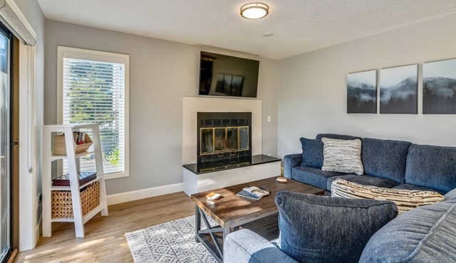 Sandcastle B-4 -Garage. 2 minutes to the beach! w/ High-Speed EV charging outlet