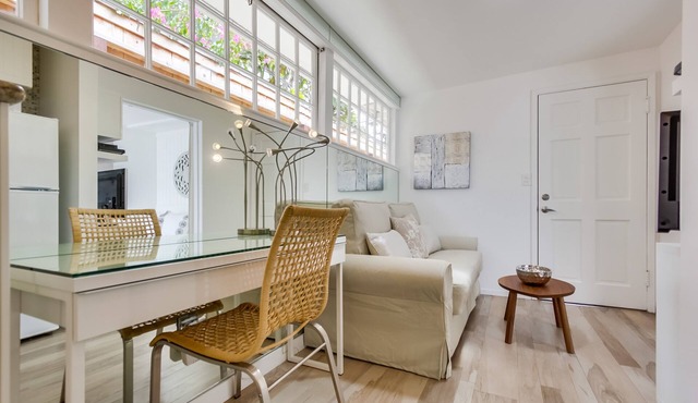 Sandcastle Hideaway, Dog Friendly, Designer Studio, Private Patio And Parking!
