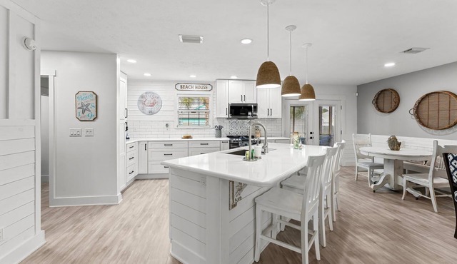 Sandcastle Stays: Clean & quiet 3BR near beach, food, Shell Island