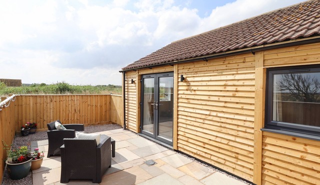 SANDERLINGS COTTAGE, pet friendly, with a garden in Sutton-On-Sea