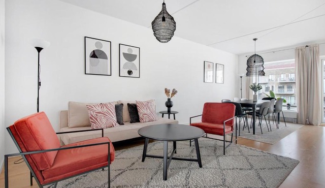 Sanders Arena - Precious Three-Bedroom Apartment Close to Metro Station