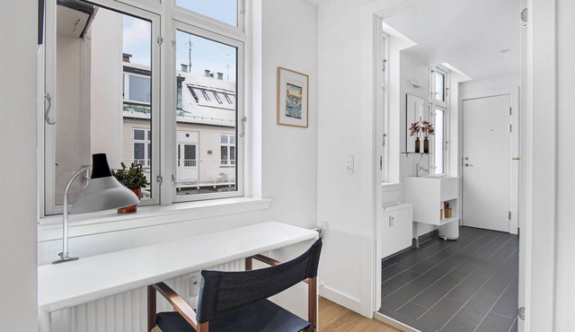 Sanders Monarch - Nice 1-Bdr Apt with Balconies