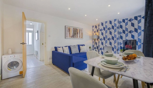 Sandown Home | 2 BR | 3Beds | Free Weekend Parking