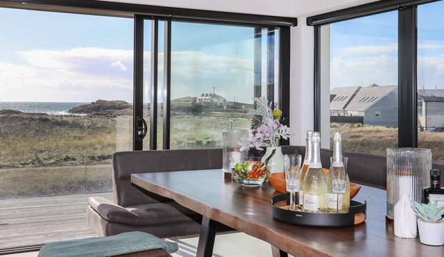 Sandown House - an on the beach that sleeps 14 guests in 6 bedrooms