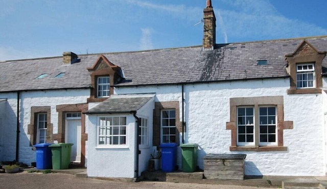 SANDPIPER COTTAGE (LOW NEWTON), pet friendly in Low Newton-By-The-Sea