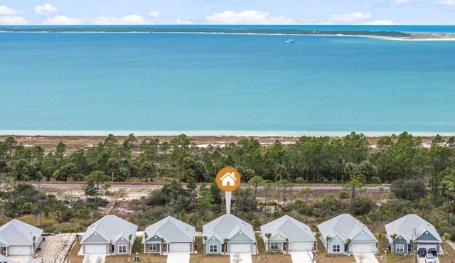 Sandpiper By-the-Sea Entire Home! 5 min walk to the beach and pool!